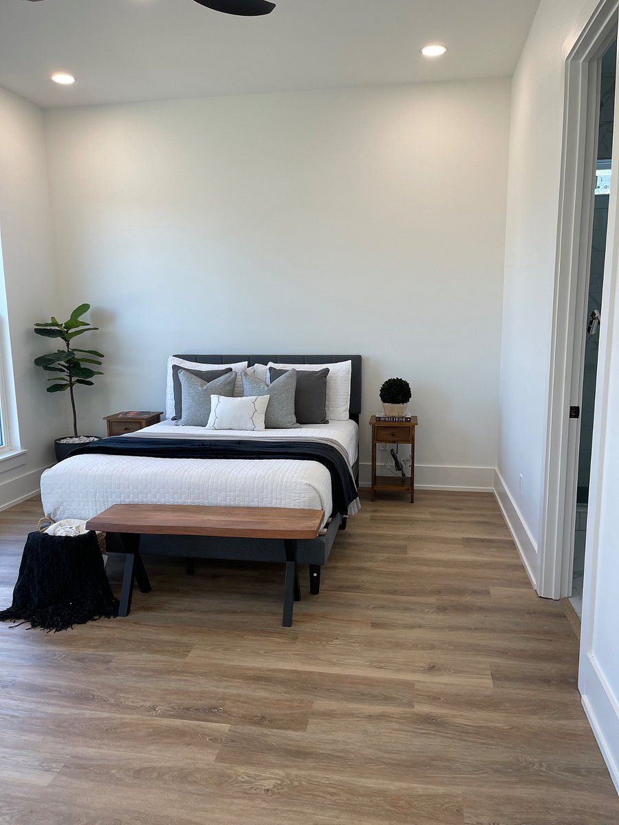Downtown en-suite located on the first floor which include a walk-in closet and a private attached bathroom.