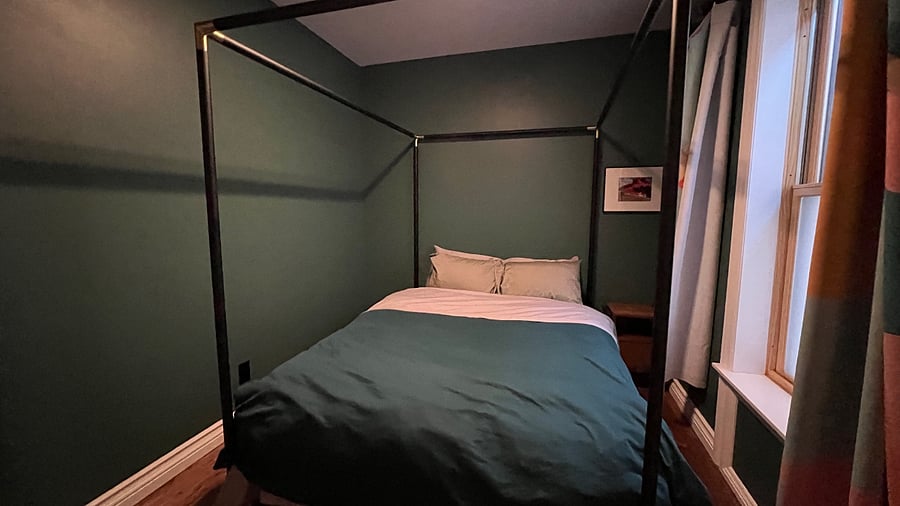 Downstairs bedroom (Queen)