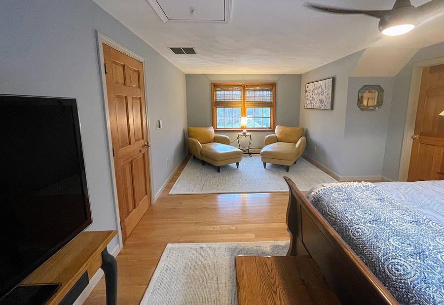 Large master bedroom w/2 loungers