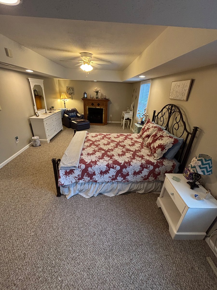 Large bedroom approximately 350 sq ft