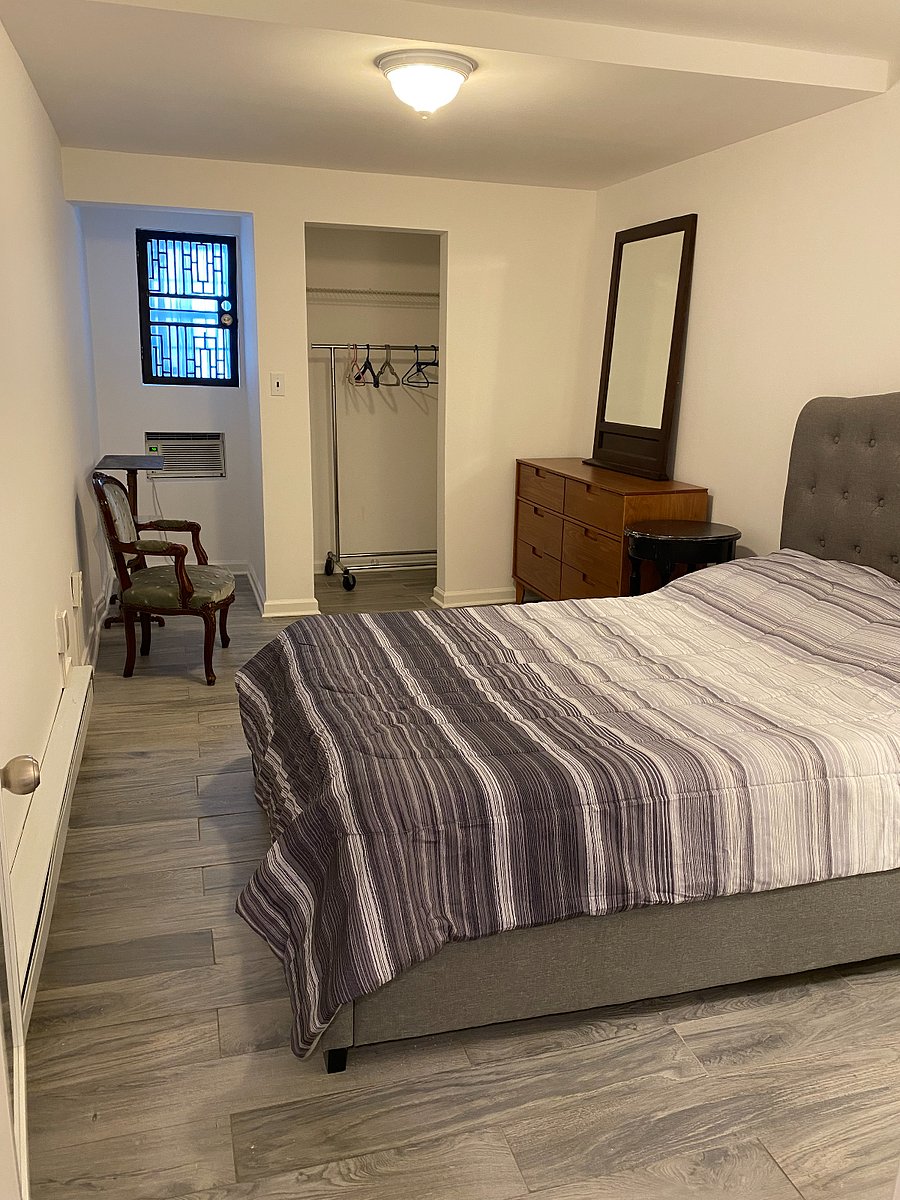 Bedroom with double/full size bed
