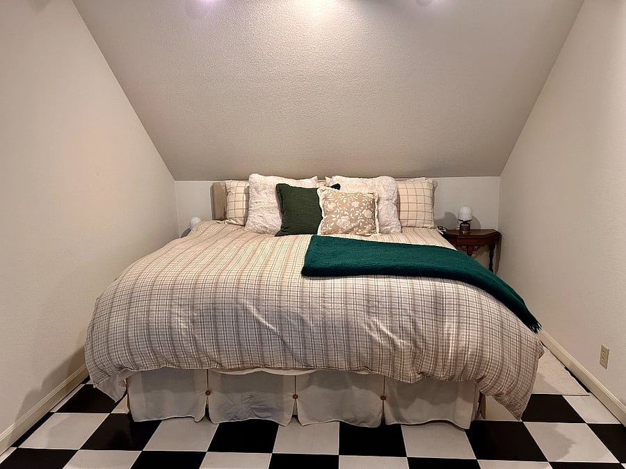 Upstairs Bedroom 4 - King Bed in Nook