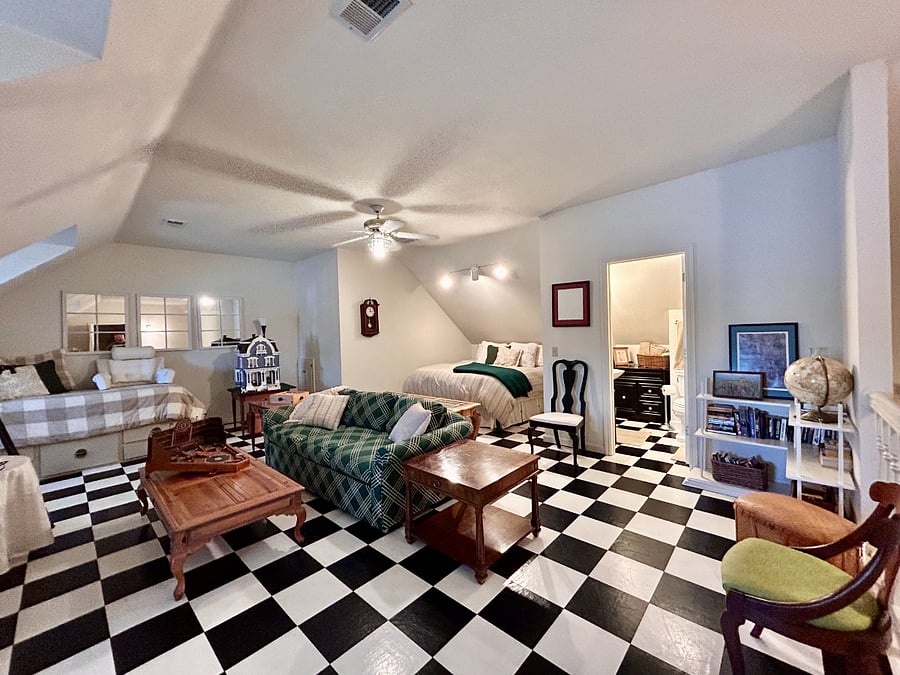 Upstairs Bedroom 4 - King Bed - Twin & Sofa Beds, Sitting Areas