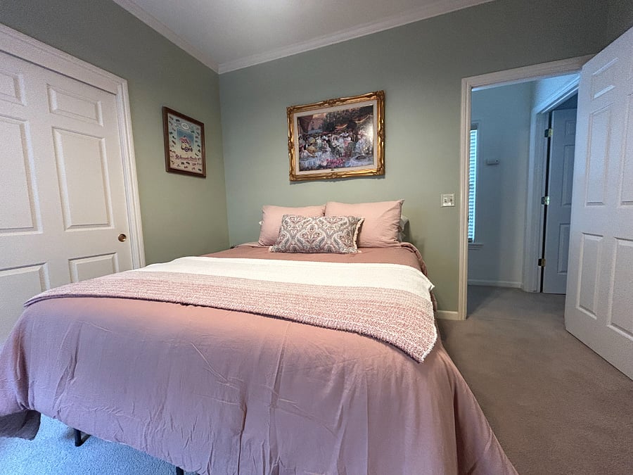 Middle Bedroom 3 - Queen Bed