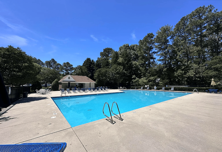 Guests may also enjoy access to the neighborhood community pool during the season.