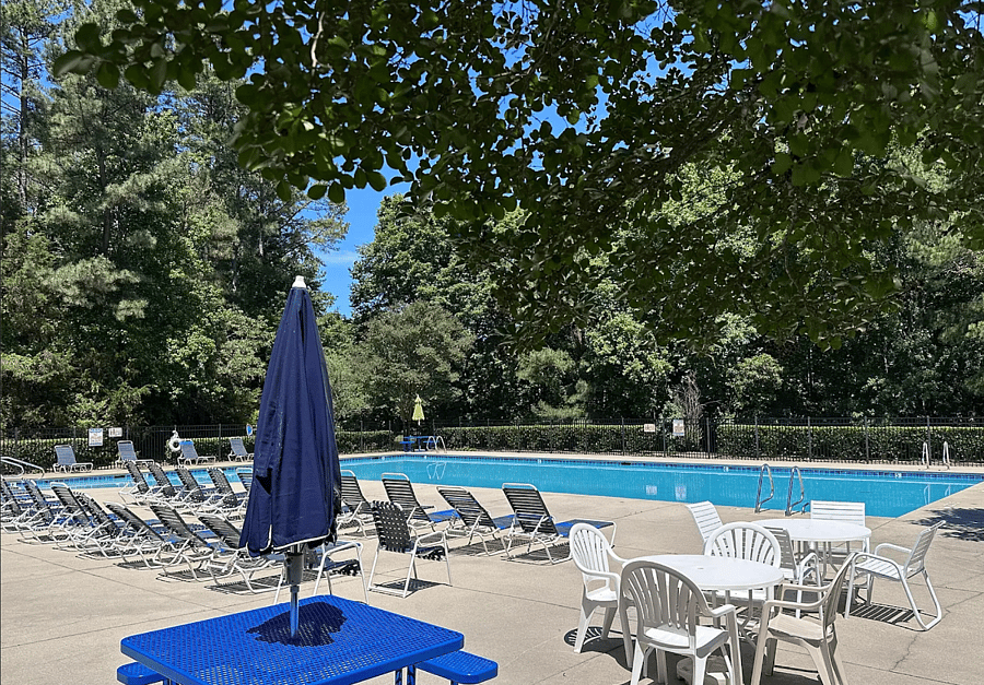 Guests may also enjoy access to the neighborhood community pool during the season.