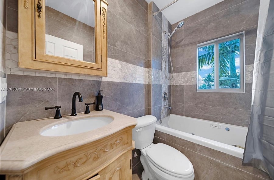 Full hall bath