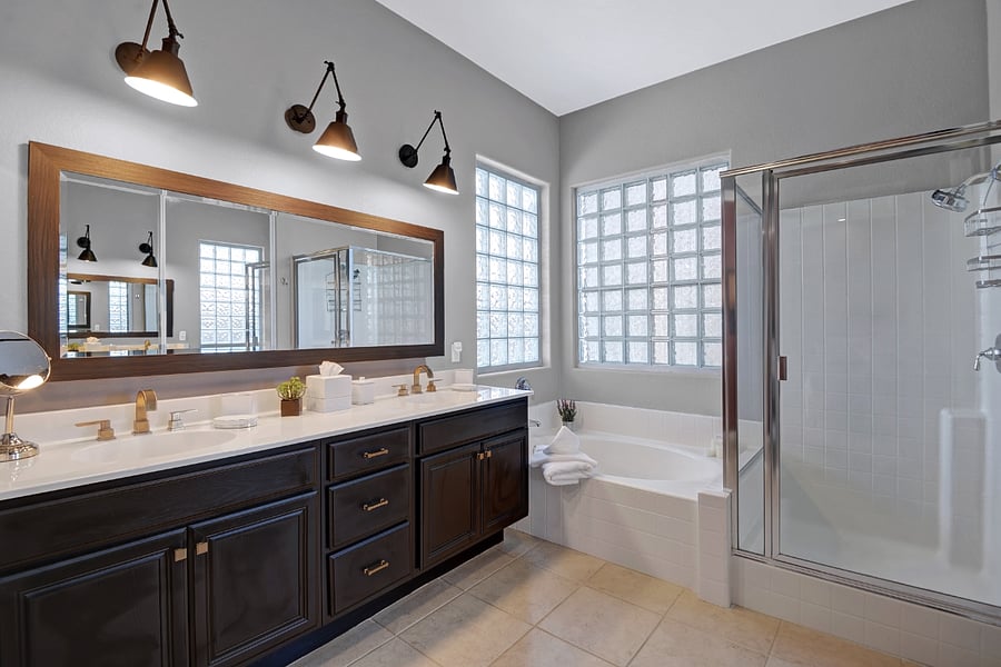 Full bathroom 1