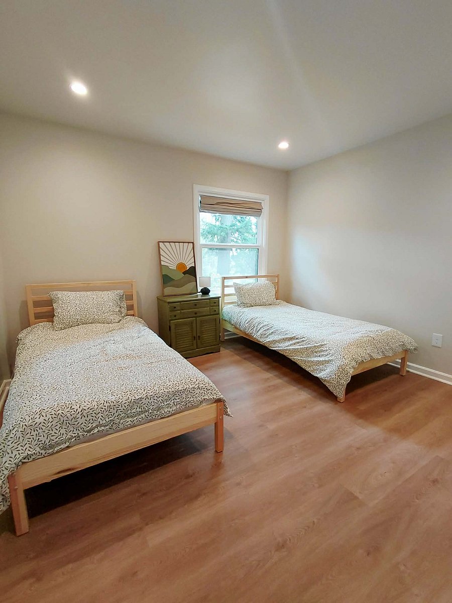 Guest bedroom with two twin beds