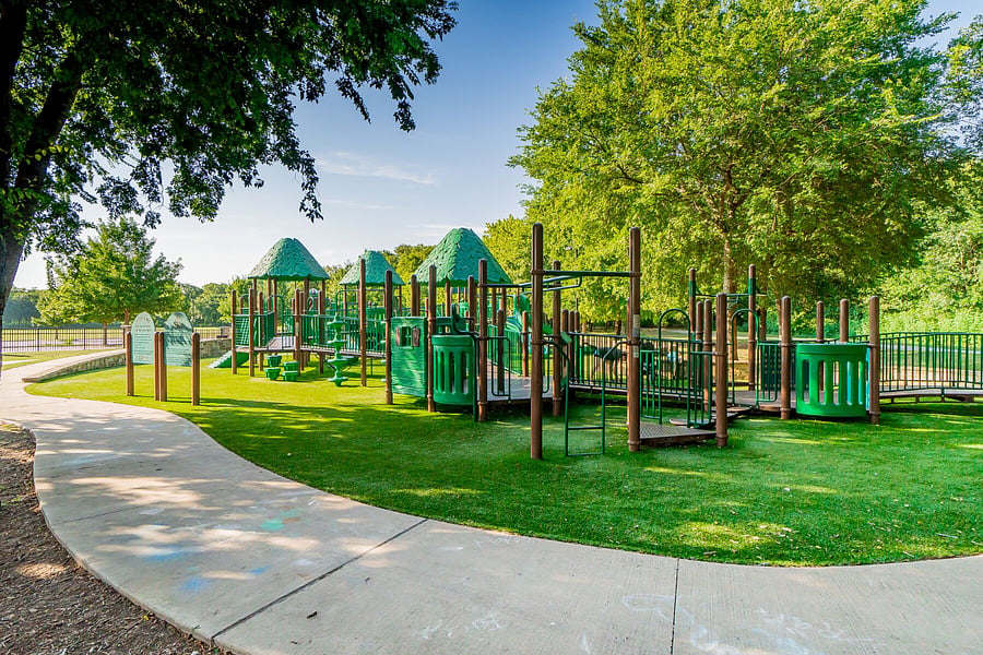 Al Ruschhaupt Park - 2 min walk from property - Follow the trail to go to other two parks.