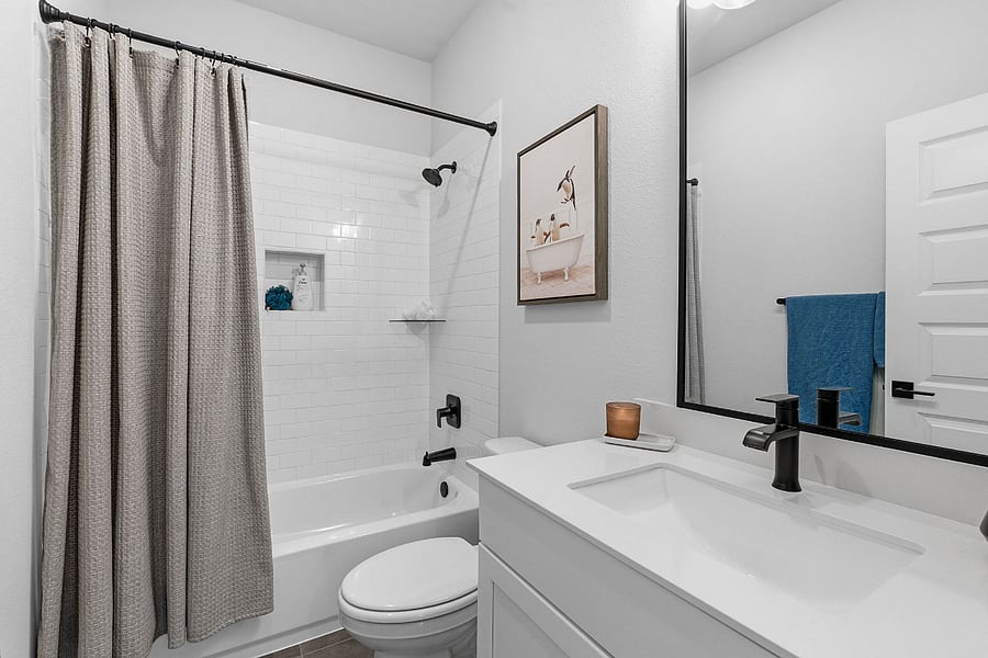 Private Guest Bath - Shower Over Tub