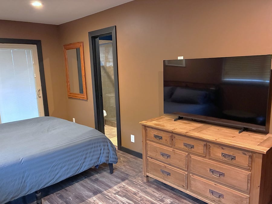 King bed, 55" Samsung Smart Tv, private entrance to outdoor area.