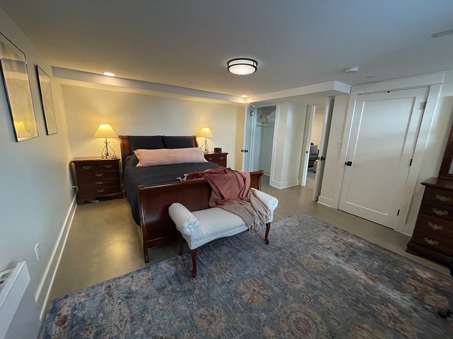 Queen bed with heavyweight comforter set, 2 nightstands and lamps.