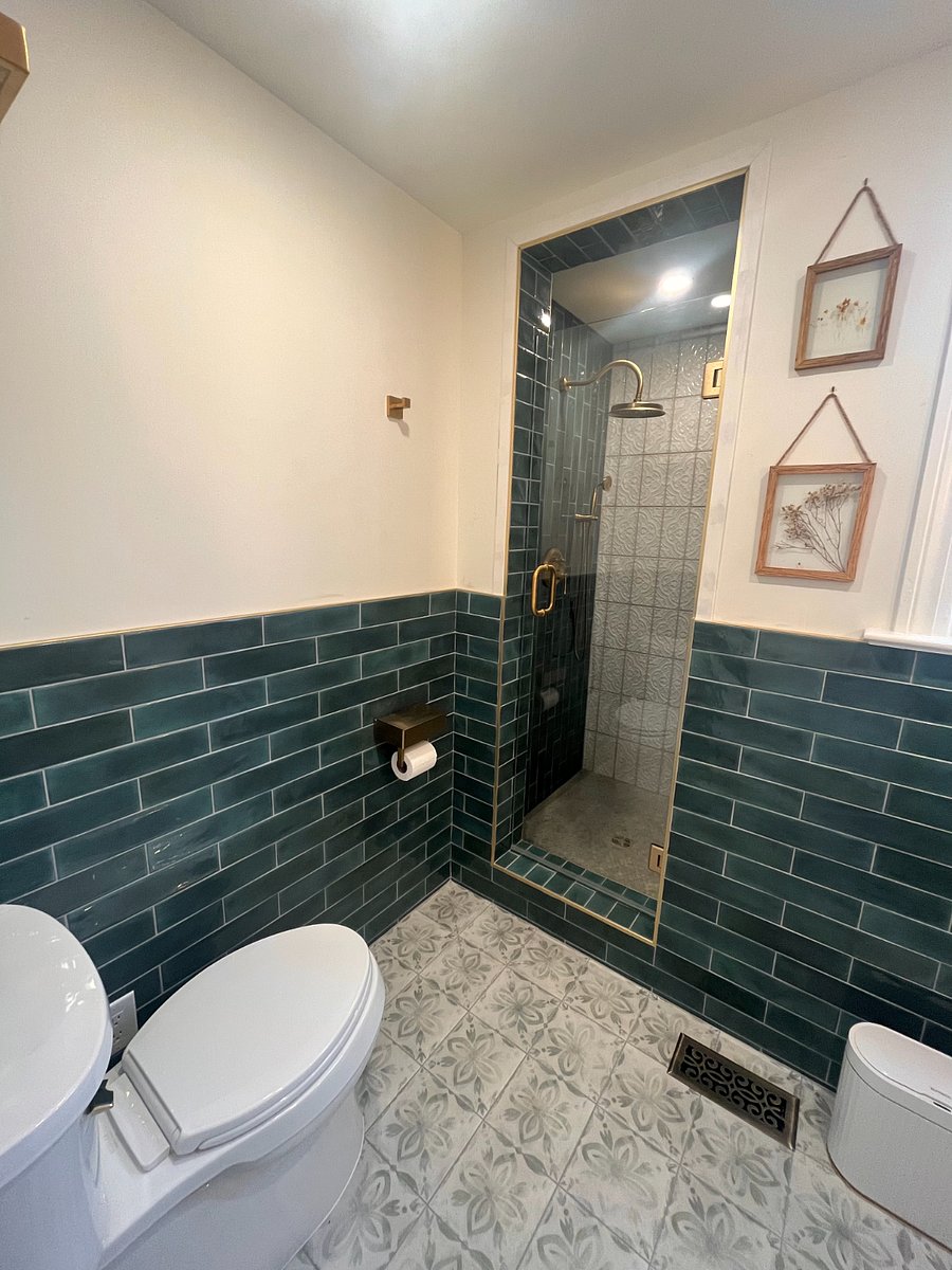 Downstairs Full Bath 