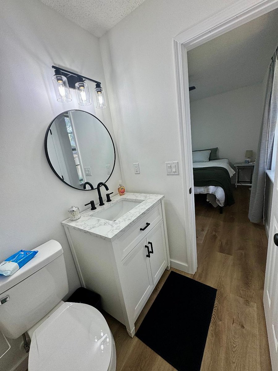En suite bathroom 1 to master bedroom