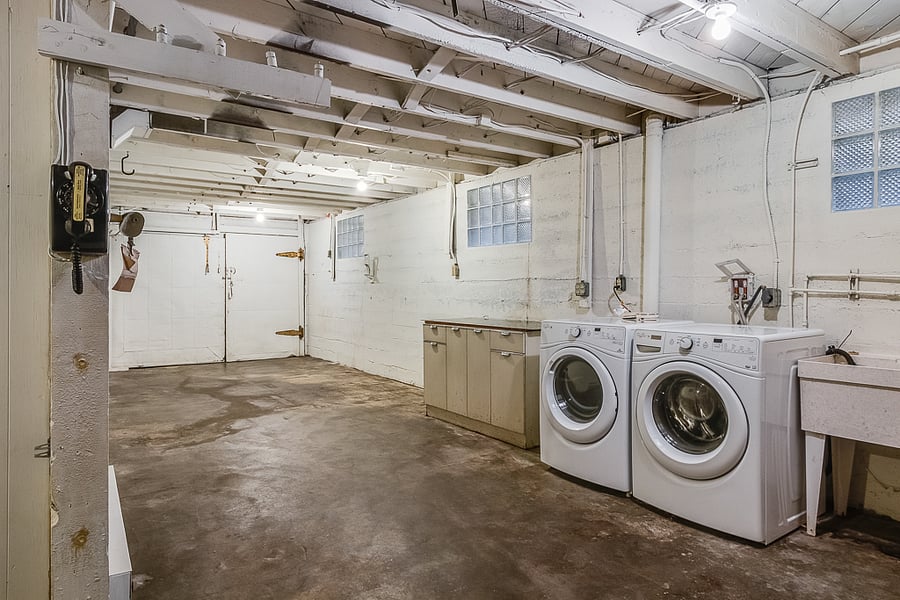 Big unfinished basement with laundry. Perfect for storage, projects, or hobbies