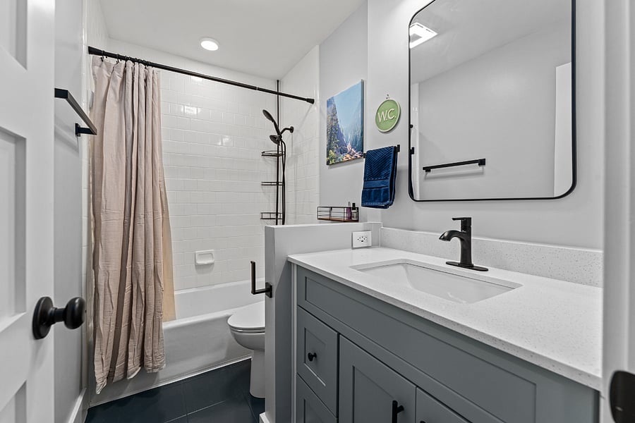 Secondary bathroom with plenty of space.