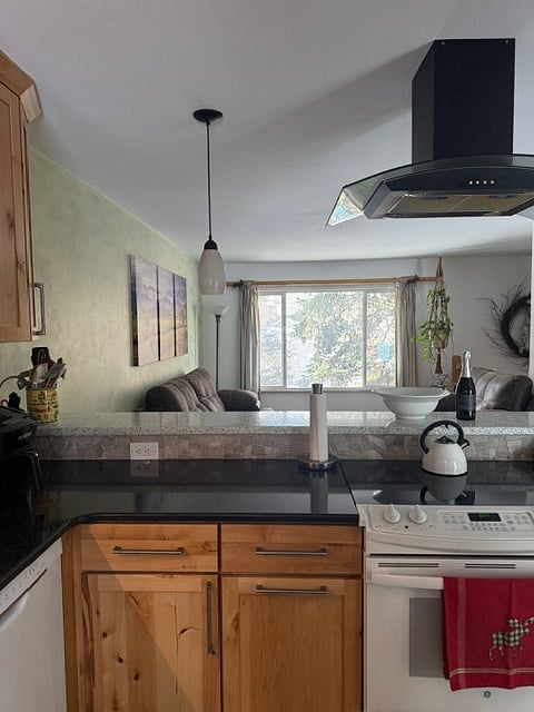 Fully equipped kitchen with a view of the mountains.
