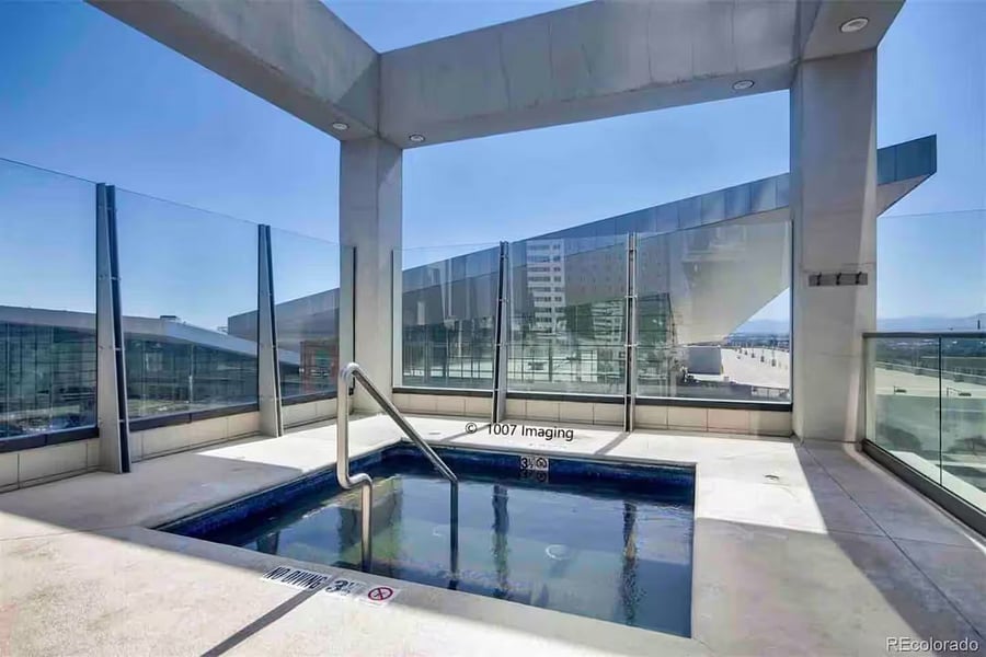 9th Floor Amenities: Hot Tub