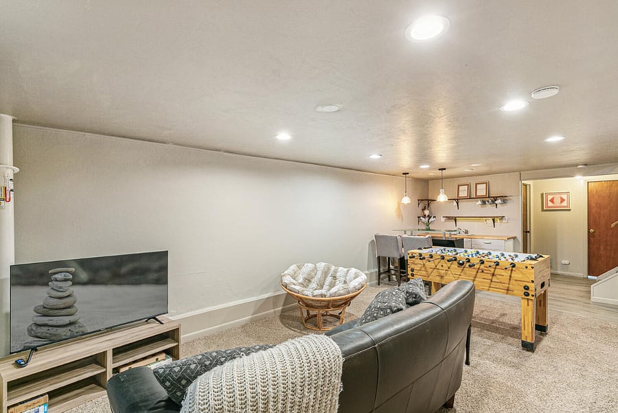 Garden Level Lounge: Second living area with wet bar & foosball (Great for kids/teens)