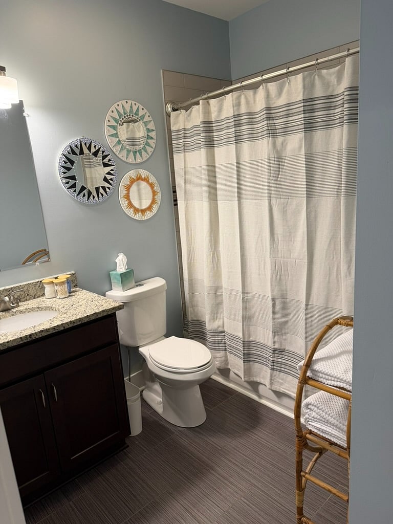 1st Floor Bathroom - Tub/Shower
