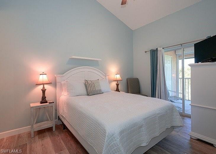Primary Bedroom - Memory Foam Queen Bed