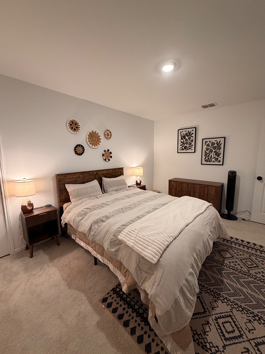 Spacious room fully furnished with queen bed