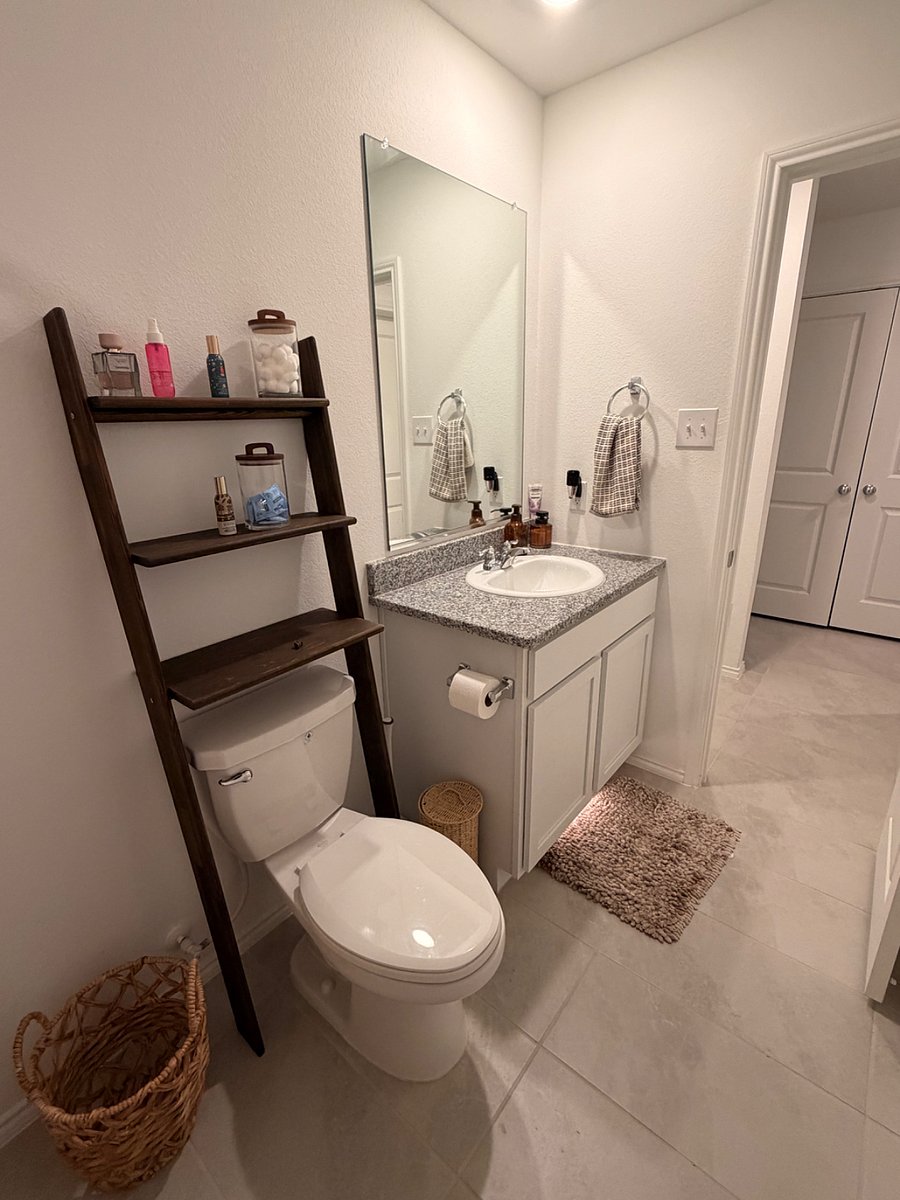 Shared full bathroom