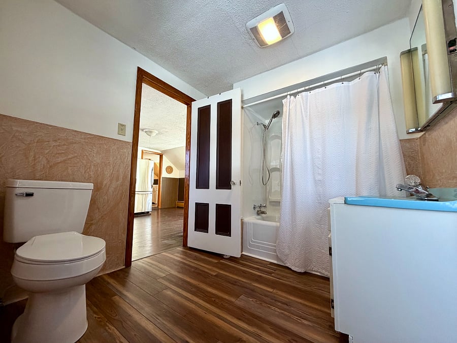 Newly updated bathroom (new toilet, showerhead, and floors).