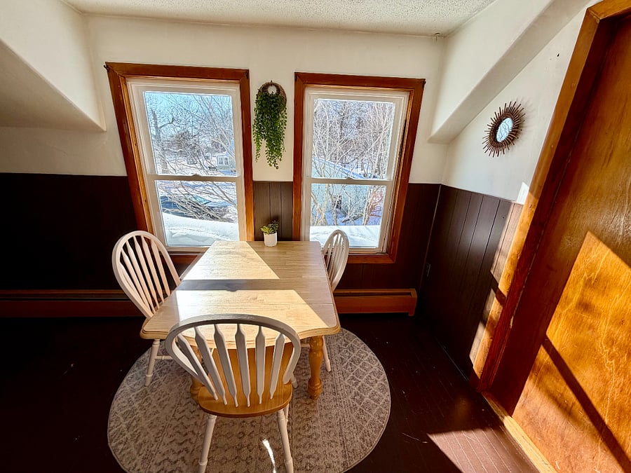 Sunny breakfast nook/dining area