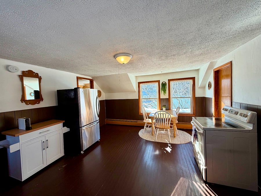 Spacious sunny kitchen