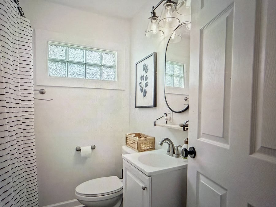second full bath with shower/ tub