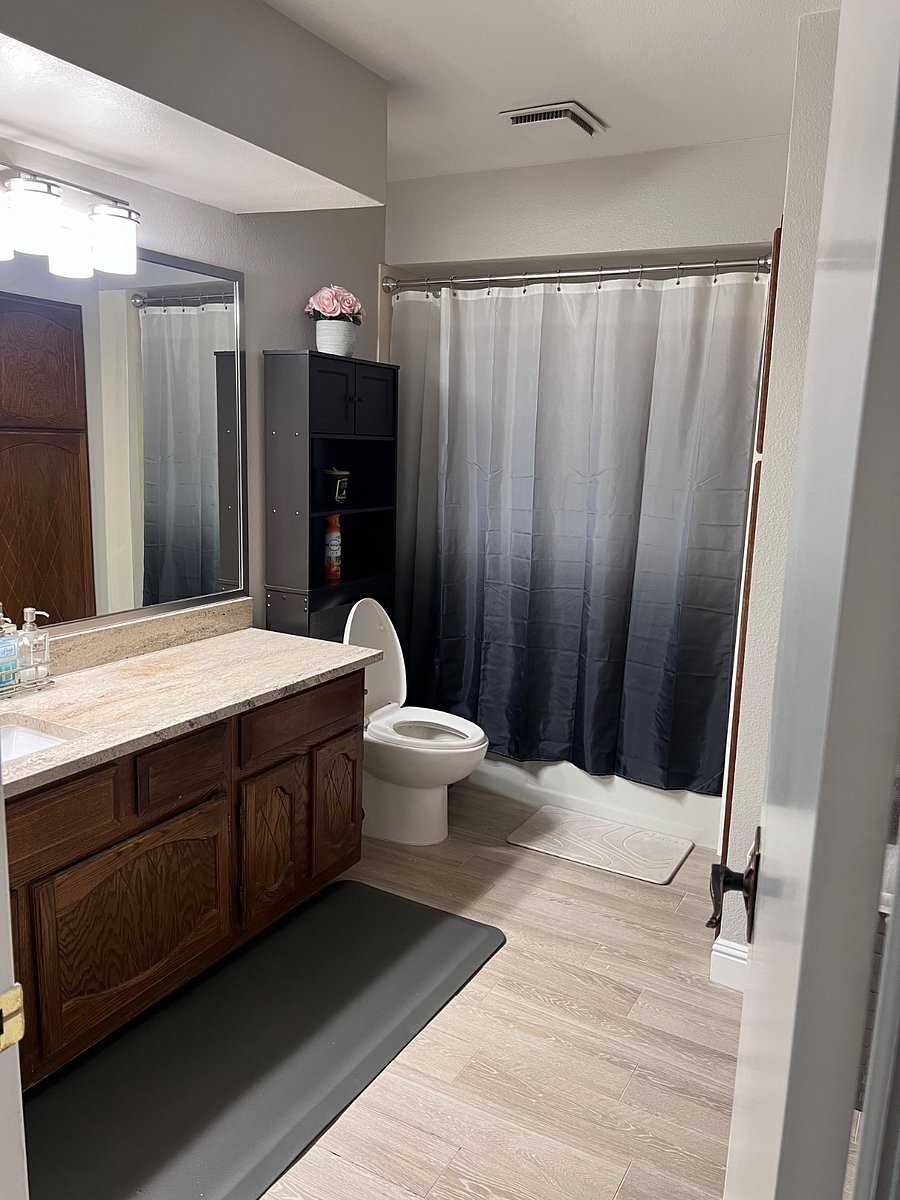 Upstairs bathroom 