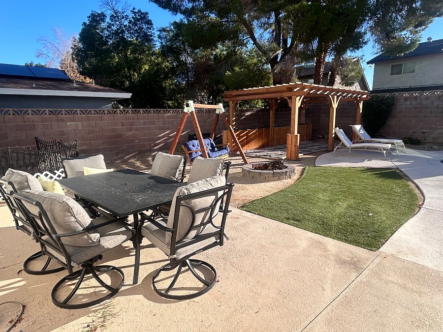 Outdoor space - 6 seat outdoor dining 