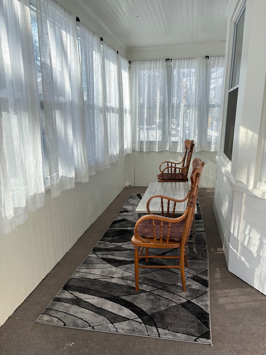 Enclosed Sun room / Front porch