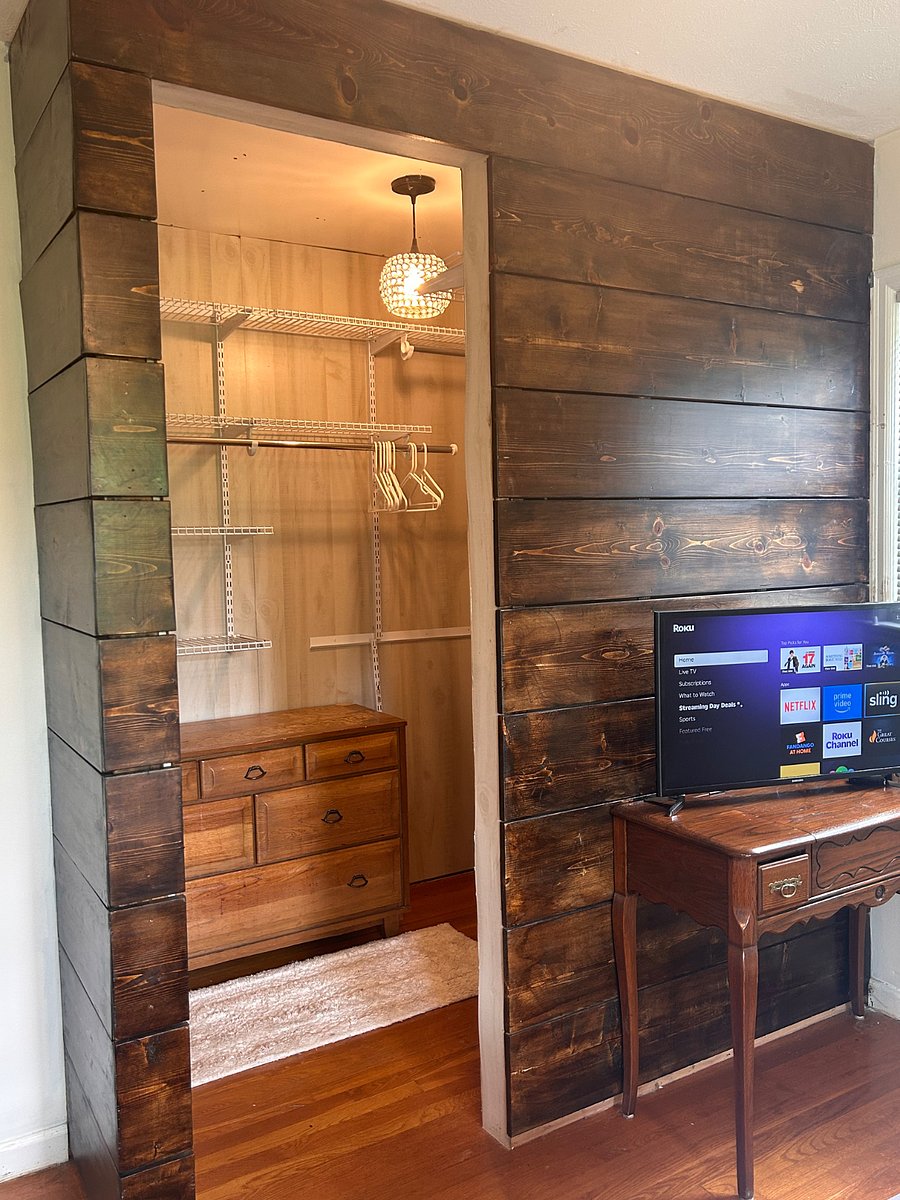 Principal bedroom walk-in closet