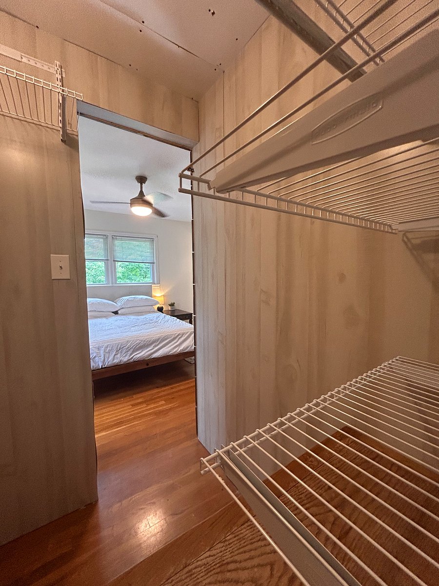 Principal bedroom walk-in closet