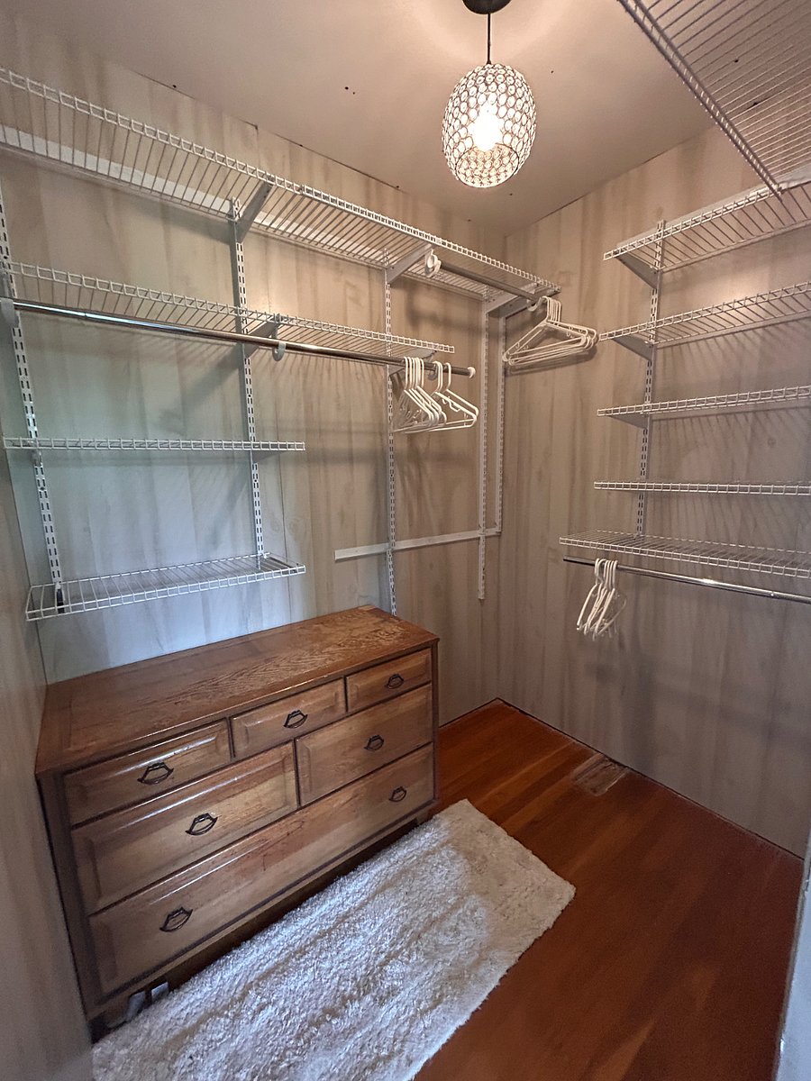 Principal bedroom walk-in closet