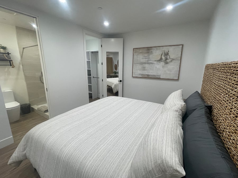 King Comfortable bed / Full length mirror