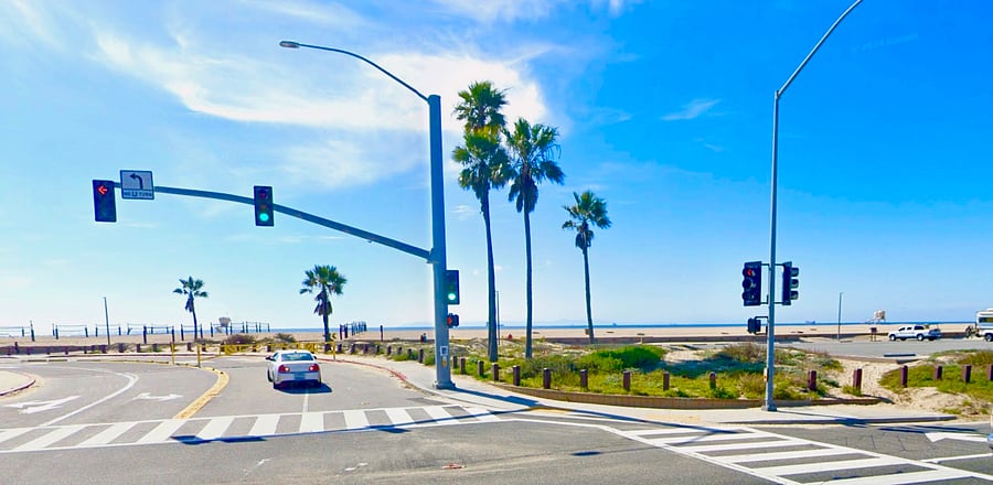 Across the street from the gated community - 3 minute walk to the sand!