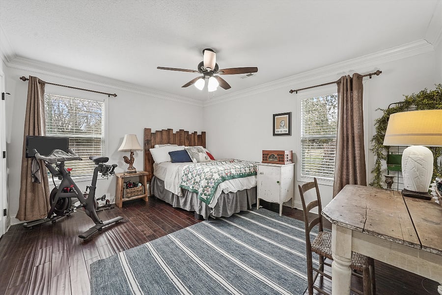 Bedroom (Queen-Bed)