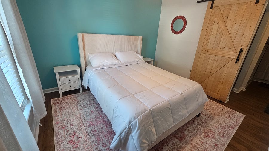 Back bedroom, queen bed