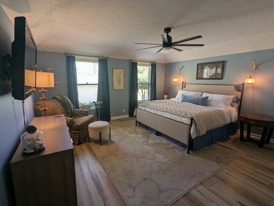 The master bedroom has a brand new mattress (always covered), a dresser and a comfortable chair for reading. 
