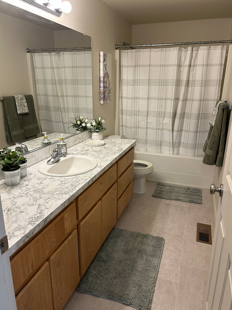 Full hall bathroom