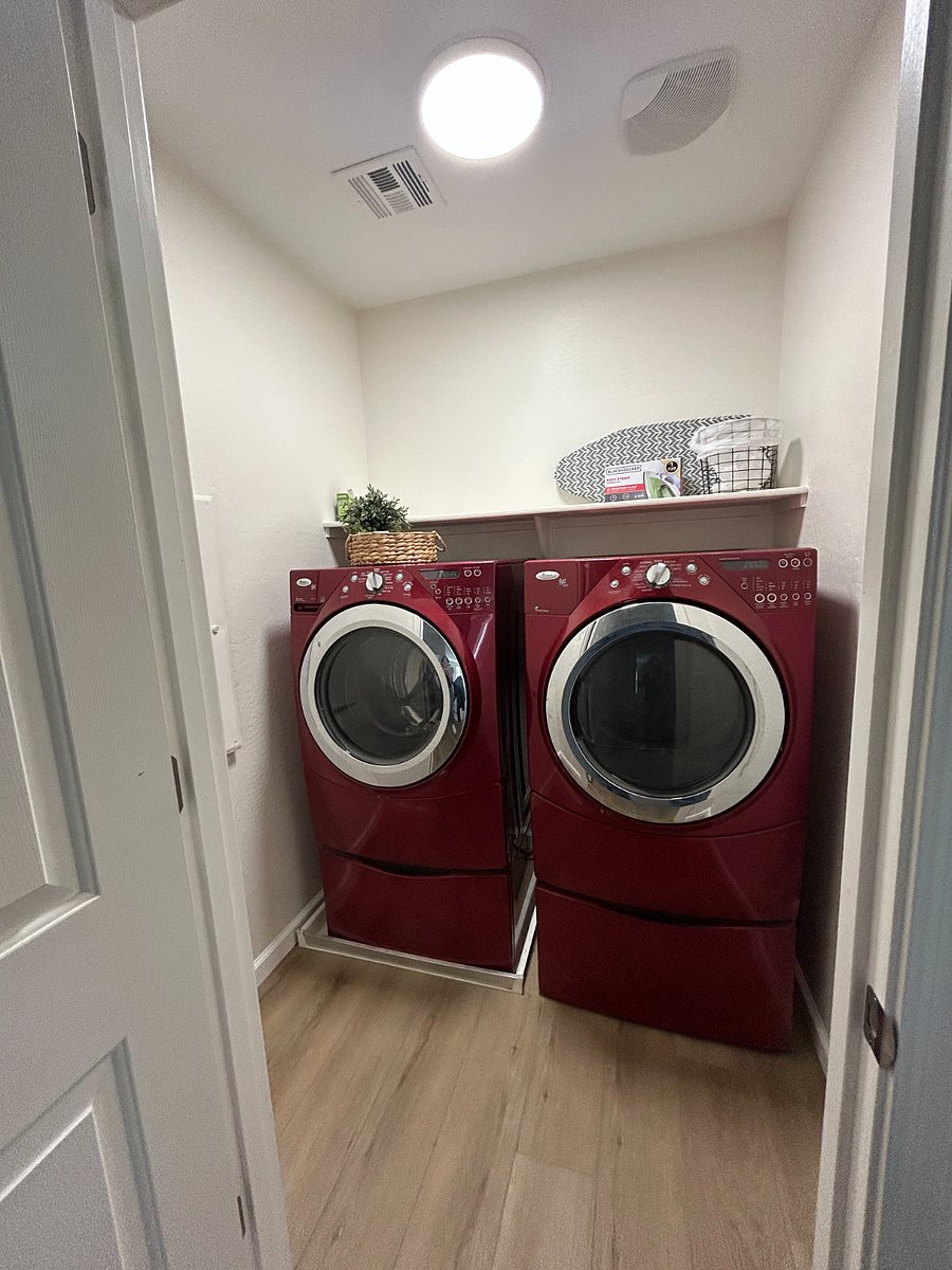 Washer/dryer and ironing accessories