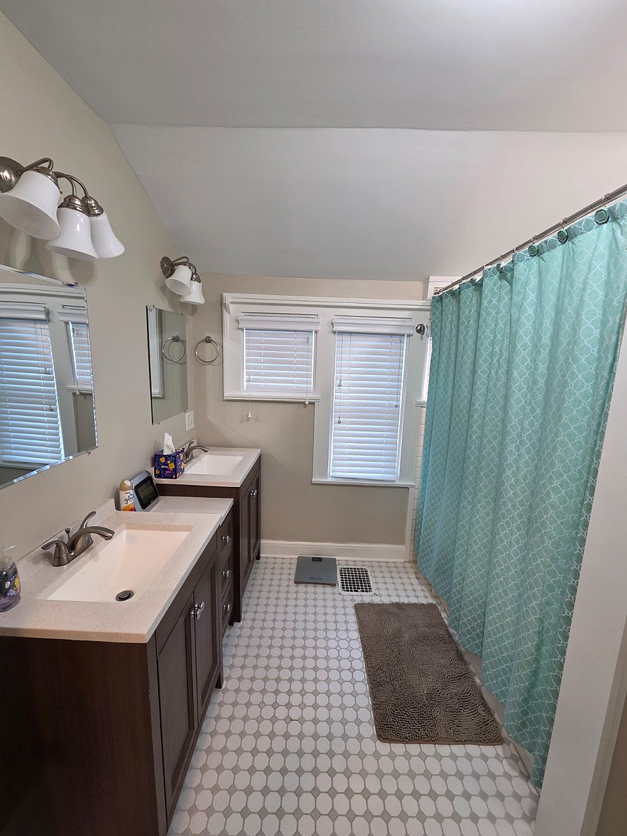 Upstairs full bathroom
