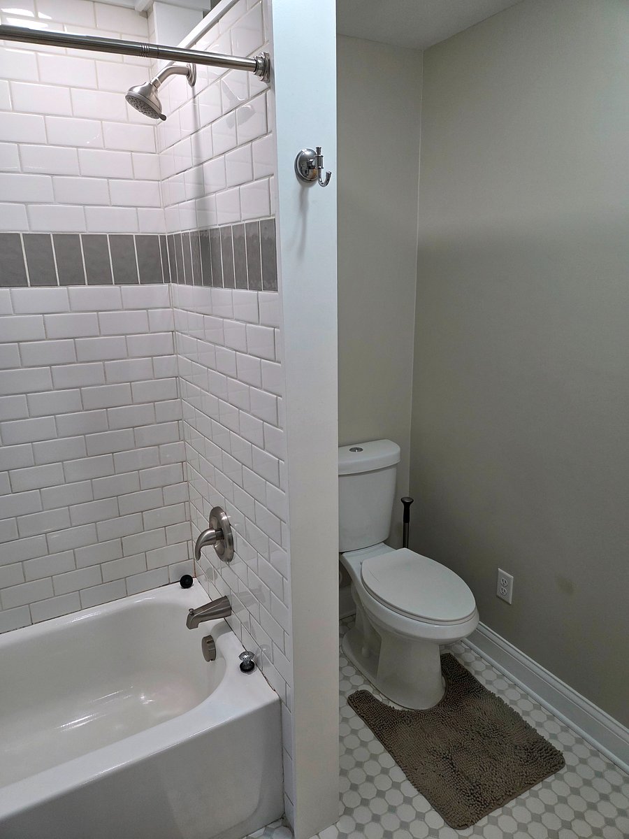 Upstairs full bathroom