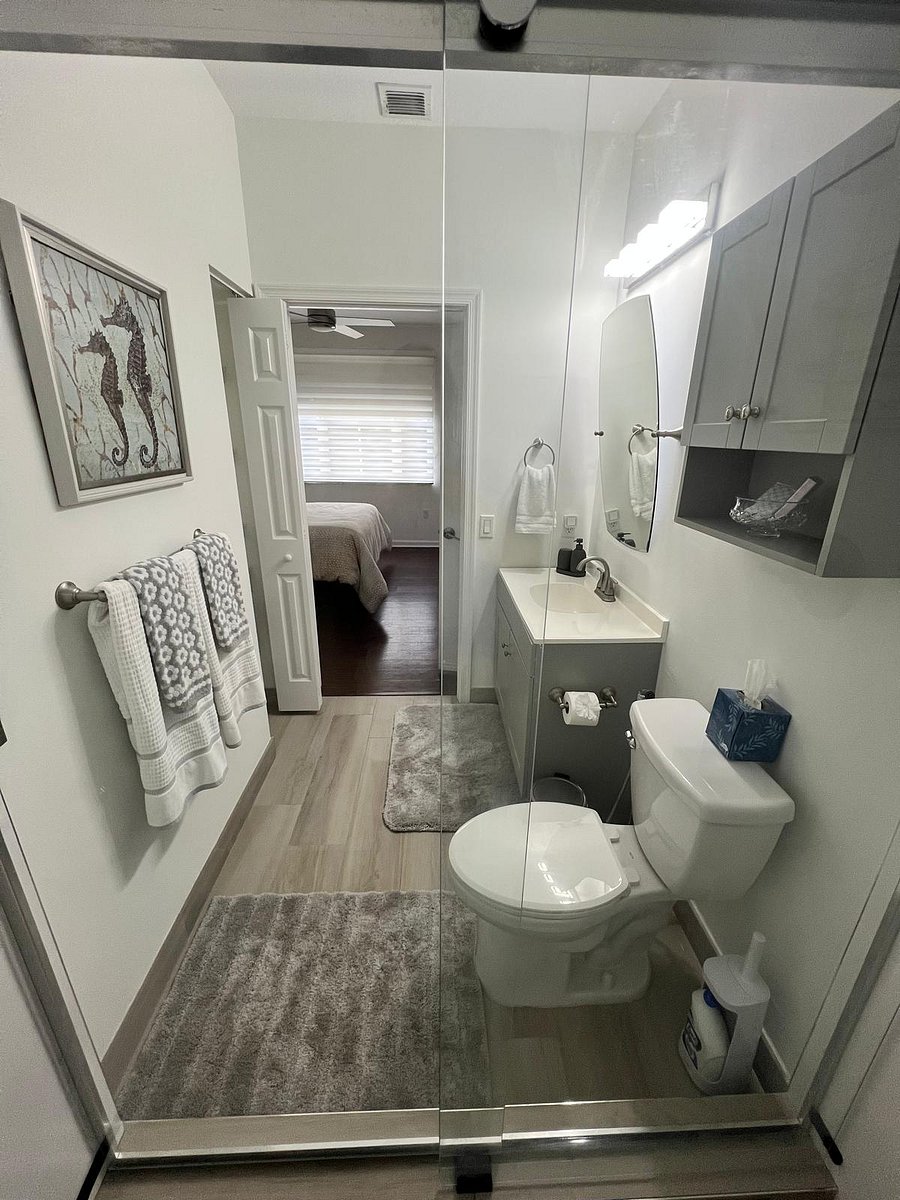 Main Bathroom

