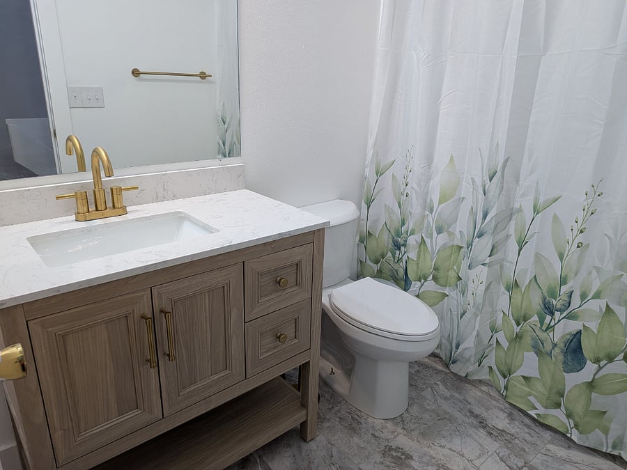 Full bath on the 2nd floor
