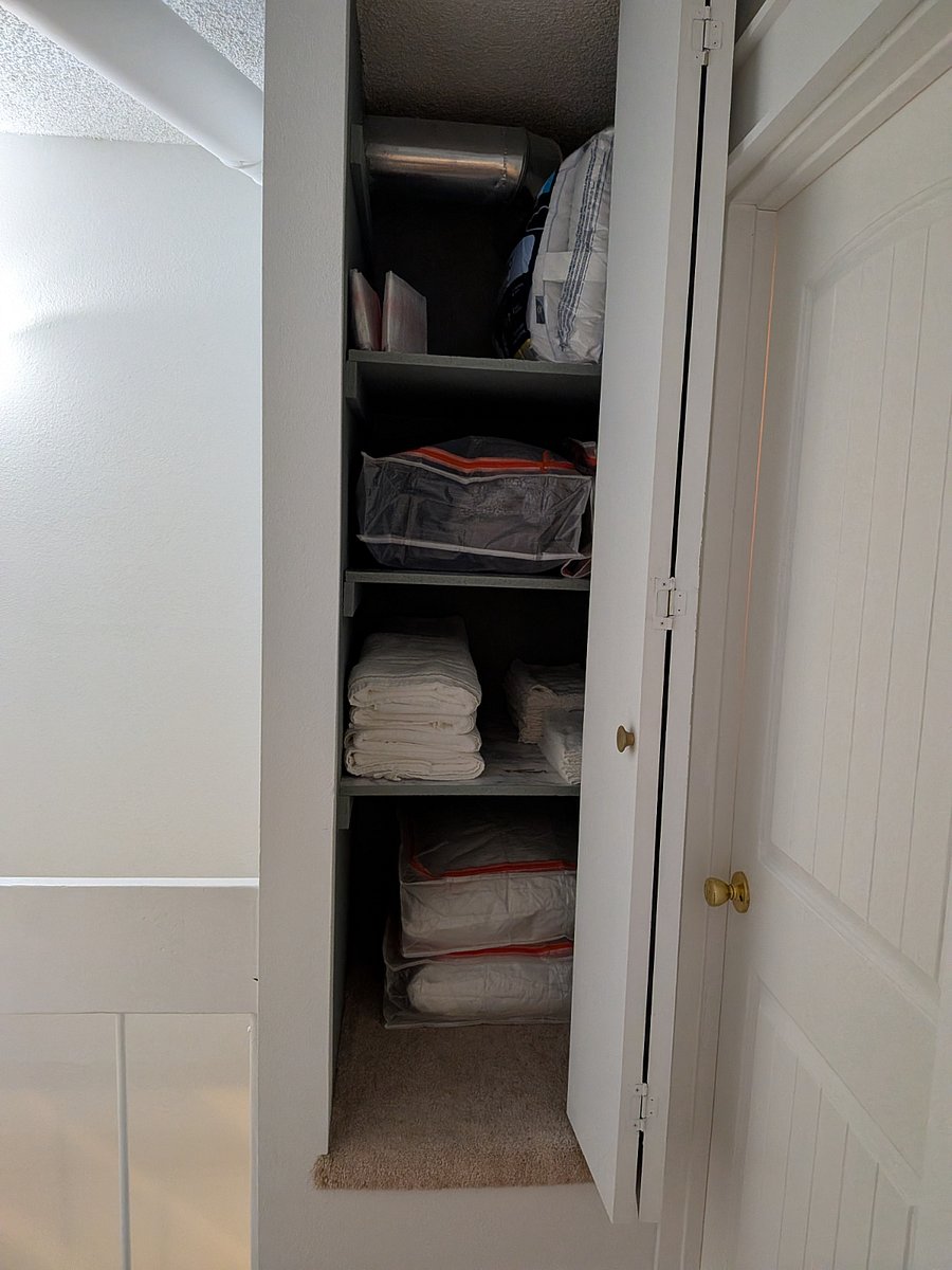 Linen closet between the 2 bedrooms